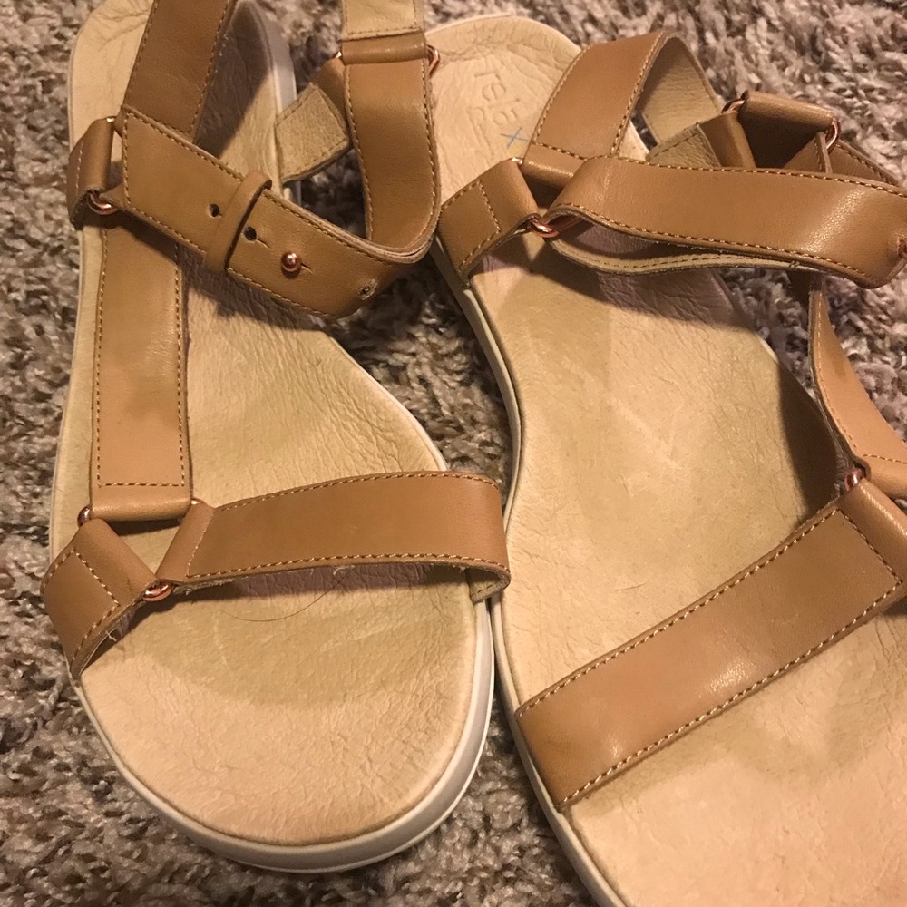 Incredibly comfy Tommy Bahama sandals